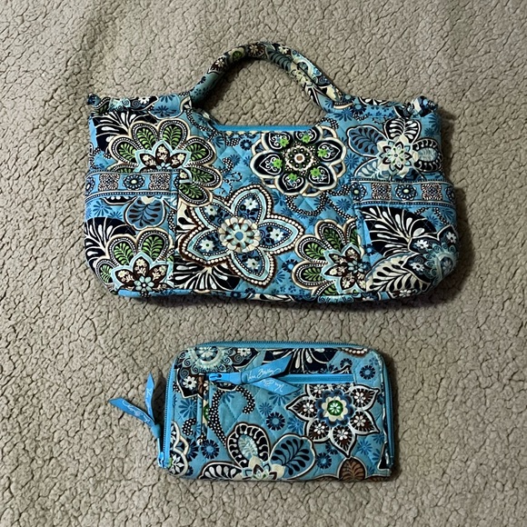 Vera Bradley Handbags - 🖤 Vera Bradley Bali Blue Flowers Handbag & Wallet 🖤